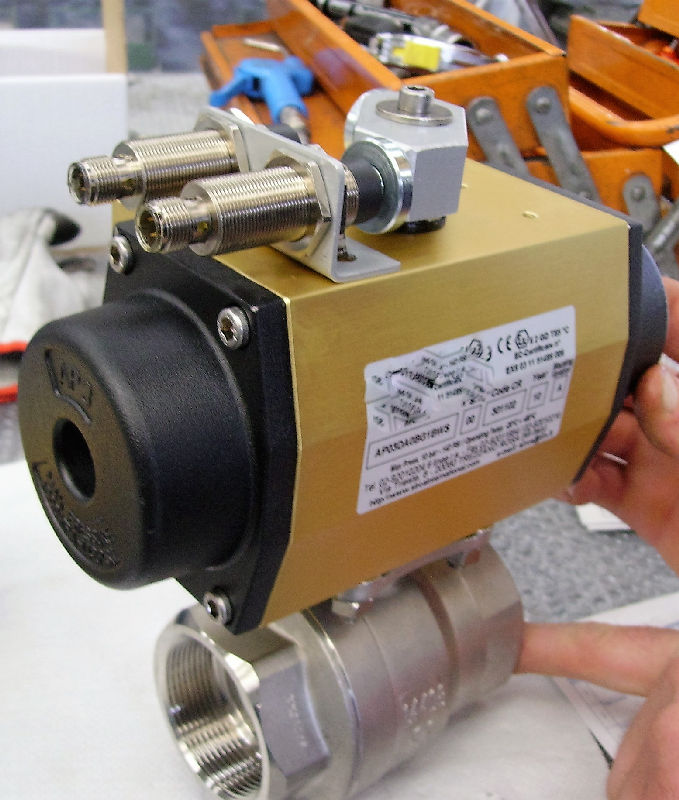 Ball valve with actuator